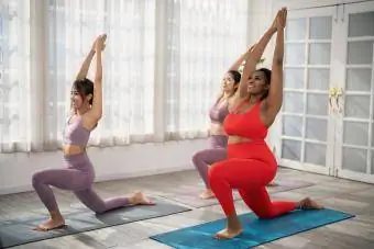 Femmes faisant des exercices de yoga