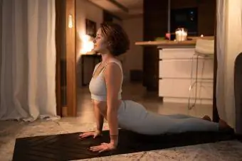 Yoga esneme hareketleri yapan genç kadın