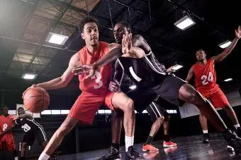 Jugadores de baloncesto de secundaria jugando