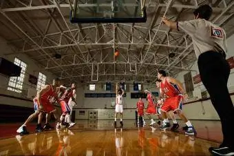 Basketbolists izpilda pārkāpumu