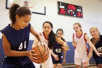 Kvindelig high school basketball spil