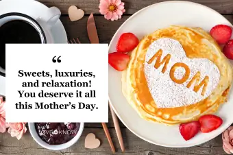 Pancake sarapan Hari Ibu dengan bentuk hati dan surat MOM