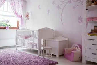 Baby room con mobili bianchi