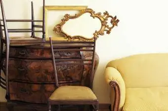 Mobles vintage dins de la botiga d'antiguitats i cadires de respatller d'escala