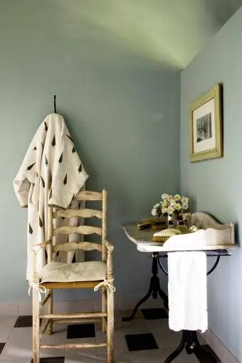 Antika merdivenli arka sandalyeye sahip yenilenmiş Provence kır evi