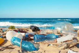 Sampah terdampar di pantai