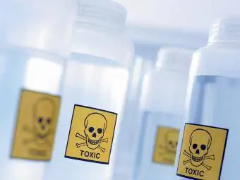 Sticle etichetate toxice
