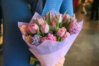 Buket tulip dan iris di tangan