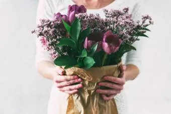 Buchet de flori de lalele de primăvară împachetat în hârtie cadou