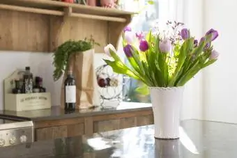 Ein Strauß Tulpen in einer Vase auf der Küchentheke