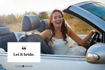 novia sonriendo en auto convertible