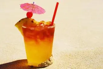 Mai Tai-skemerkelkie op strand in sand