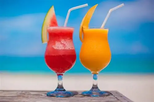 Bevande tropicali sulla spiaggia da sorseggiare in riva all'acqua
