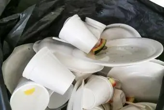 Выброшенные пенопластовые тарелки и чашки