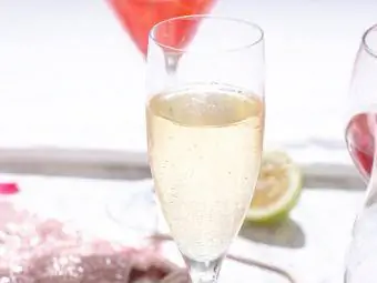 کوکتل شامپاین روی میز