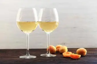 Kayısı ve iki bardak beyaz şarap