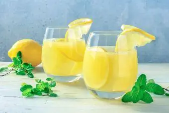 Minuman jeruk segar buatan sendiri dengan lemon dan mint