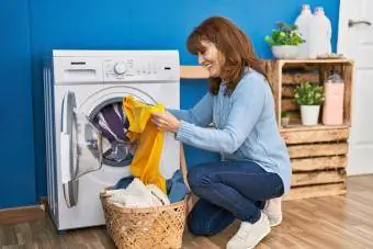 Kobieta robi pranie w niebieskim pokoju