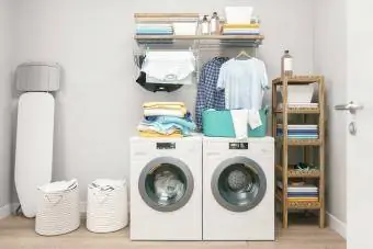 Tvättstuga med kläder, tvätt och torkmaskin