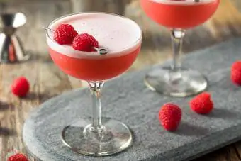 Boozy Pink Clover Club коктейль