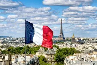 Френско знаме с Париж на фона