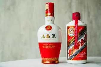 Shishe Maotai dhe një shishe pije alkoolike Wuliangye baijiu