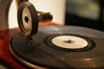 Ac de fonograf antic pe un disc