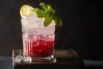 Bramble cocktail med citron och mynta