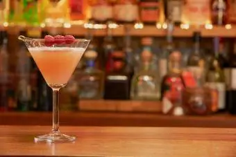 Coquetel de Martini Francês no balcão do bar