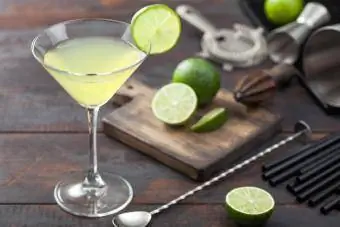 Kamikaze cocktail sa martini glass na may lime slice