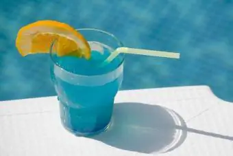 Blue Lagoon cocktail med en skiva citron