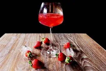 Wijn met aardbeien op tafel