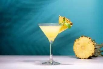 Ananasov koktajl z rezino ananasa in meto