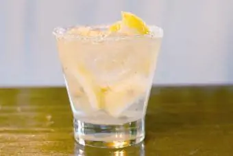 Cocktail de perroquet jaune sur table
