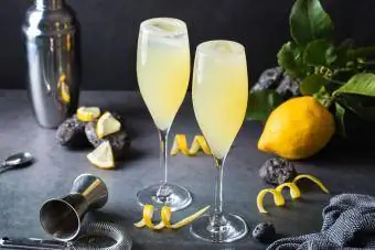 Ranskalainen 75 cocktail sitruunakierteellä