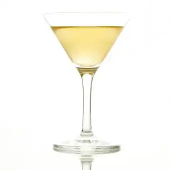 Margaretă galbenă într-un pahar de martini