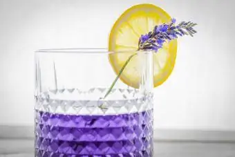 koktel ungu lavender yang indah