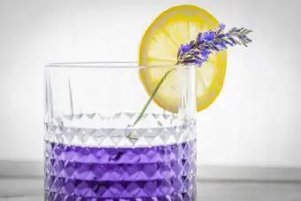 härlig lavendellila cocktail