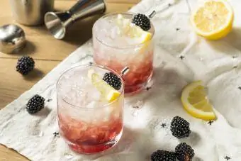 bramble purppurakerroksinen cocktail