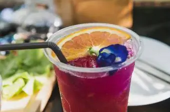cocktail ya violet fizz zambarau
