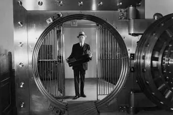 mężczyzna stojący w skarbcu banku, 1936 r