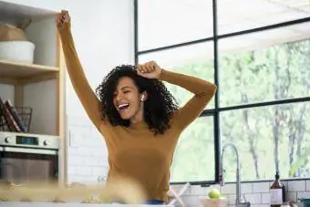 žena pleše u kuhinji