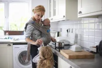 vientuļā mamma vairāku uzdevumu veikšana