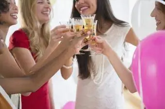 invités de la douche nuptiale grillant des cocktails