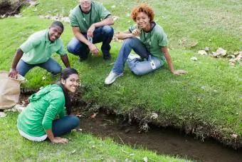 Grup d'adolescents fent enquesta de camp