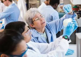 Insegnante e studenti che lavorano in laboratorio