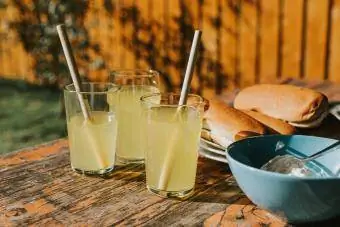 Jus dans des verres avec des pailles de bambou sur une table de pique-nique