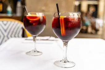 Ob lub tsom iav liab sangria ntawm lub rooj noj mov terrace rau hnub ci