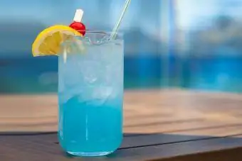 Blue Lagoon garnerad med en citron och ett körsbär