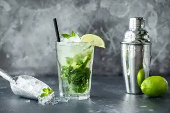 Mojito com limão, hortelã, gelo. Agitador e ingredientes de ferramentas de bar de bebidas